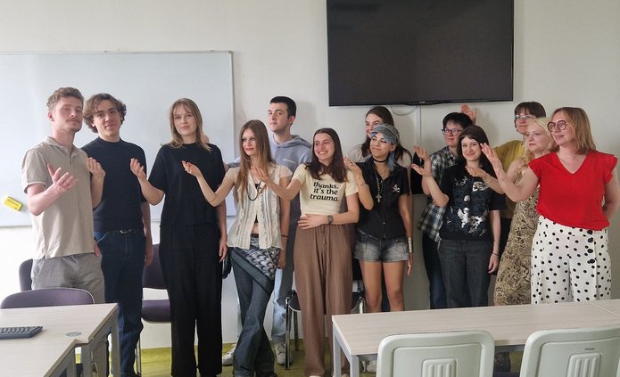 Justyna Tomaszewska ze studentami